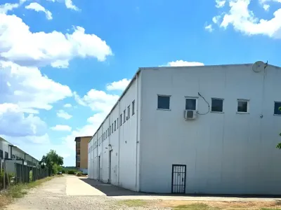 Clădire albă pe fundalul cerului hală vânzare Otopeni Ilfov